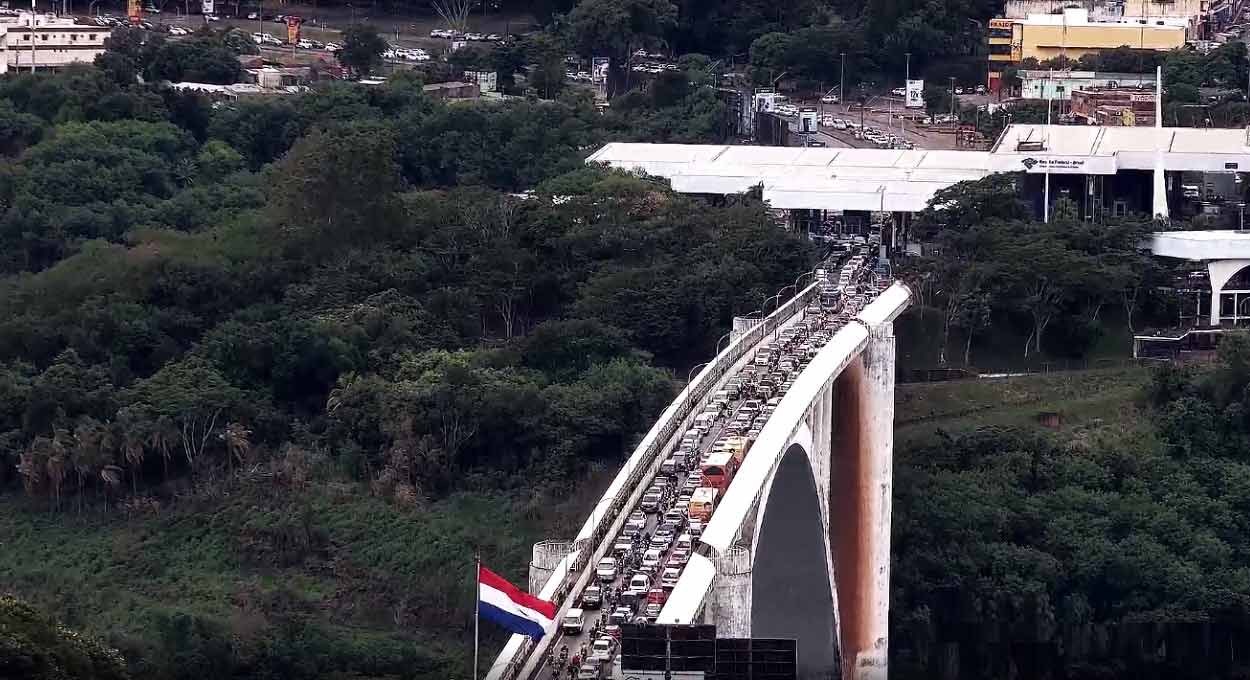 Taxistas do Paraguai protestam contra filas na Ponte da Amizade