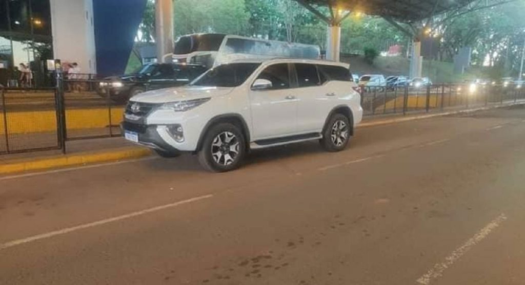 Marinha do Paraguai apreende caminhonete na Ponte da Amizade