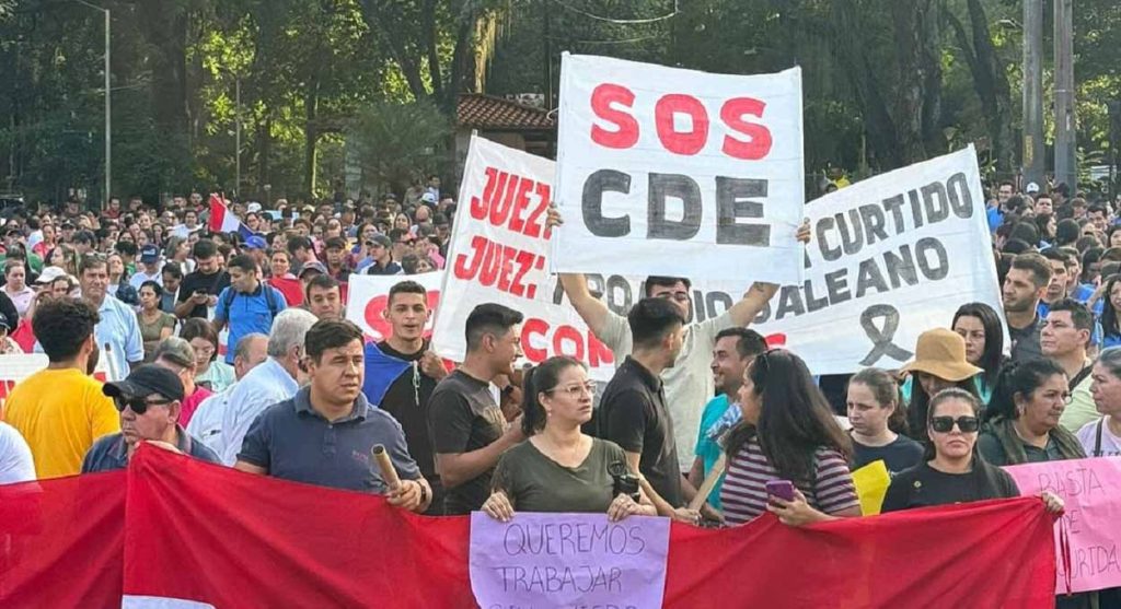 Segunda-feira (4) de protesto contra a violência no Paraguai