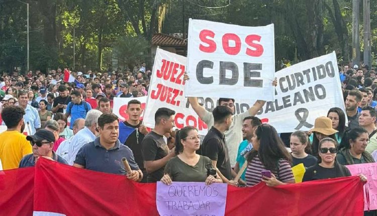 Concentração inicial ocorreu em frente à sede da prefeitura, a 1,5 quilômetro da fronteira. Foto: Gentileza/Prefeitura de Ciudad del Este