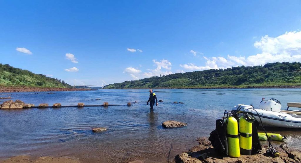 Mergulhadores inspecionam tubulações no Rio Paraná e lago de Itaipu