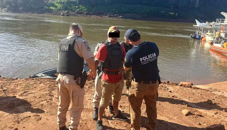 Transporte até Puerto Iguazú foi feito em uma lancha policial. Foto: Gentileza/Polícia Nacional do Paraguai