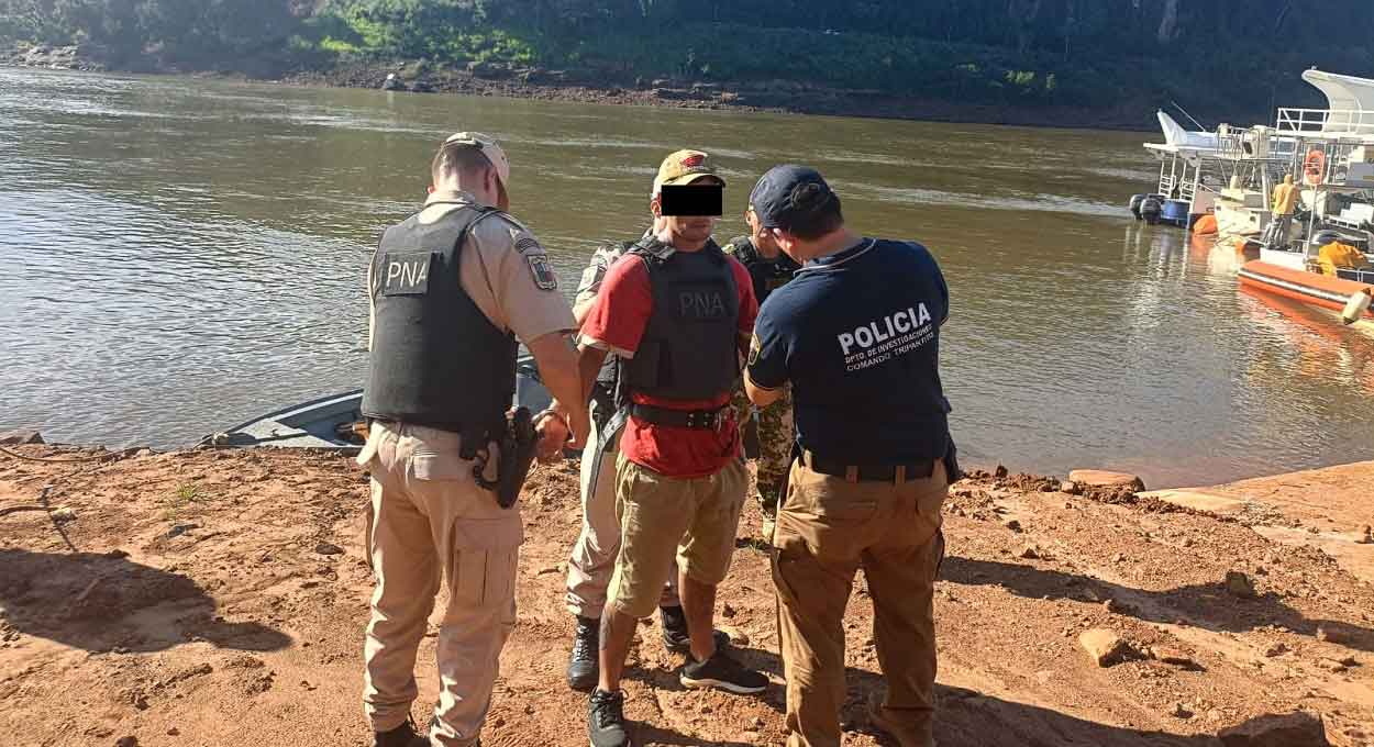 Transporte até Puerto Iguazú foi feito em uma lancha policial. Foto: Gentileza/Polícia Nacional do Paraguai
