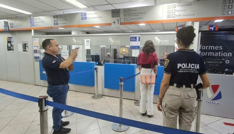 Entrega às autoridades brasileiras ocorreu na Ponte da Amizade. Foto: Gentileza/Polícia Nacional do Paraguai