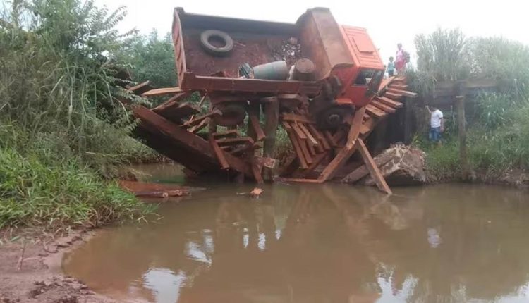 Ironicamente, ponte foi construída pelo próprio MOPC, proprietário do caminhão. Foto: Gentileza/Polícia Nacional