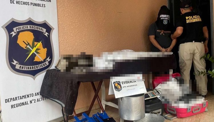 Suspeito e evidências apreendidas na residência. Foto: Gentileza/Polícia Nacional do Paraguai