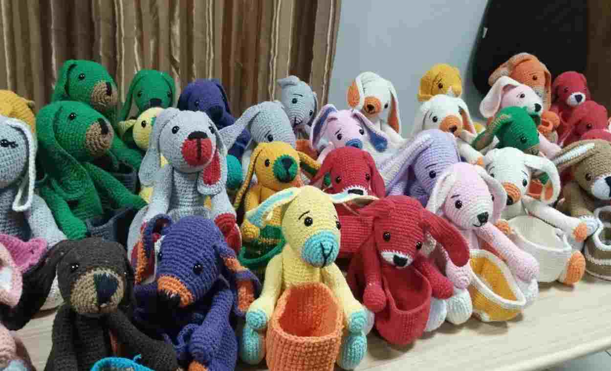 Pessoas presas fazem mil amigurumis para a Páscoa de crianças em Foz do Iguaçu