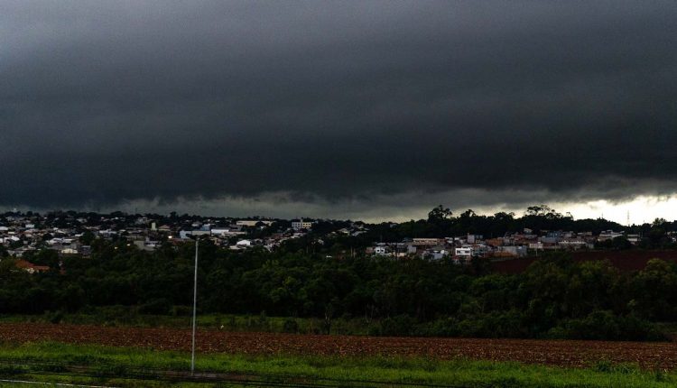 Nuvens carregadas no bairro Ipê, Região Norte de Foz do Iguaçu, durante temporal anterior na cidade. Foto: Marcos Labanca/H2FOZ (Arquivo)