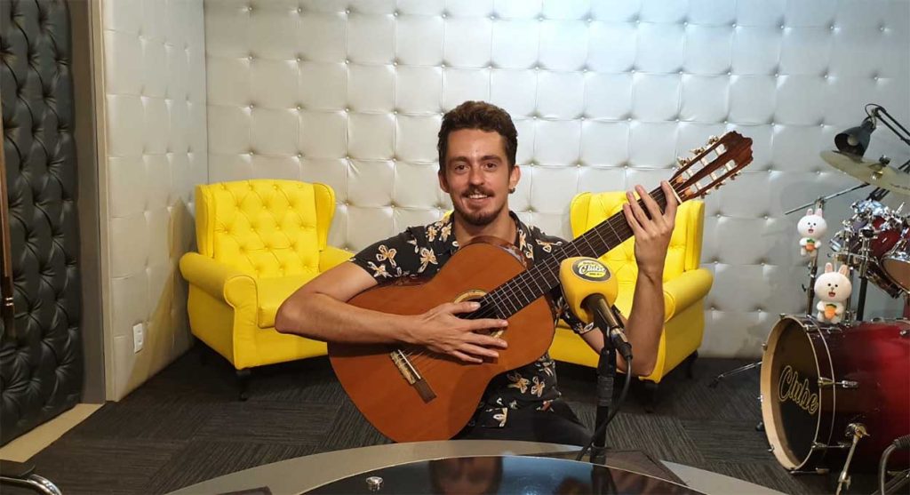 Brunowski presenteia público com composições próprias