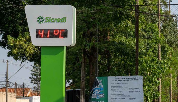 Termômetro de rua marcando 41°C, durante uma das ondas de calor de 2023 em Foz do Iguaçu. Foto: Marcos Labanca/H2FOZ (Arquivo)