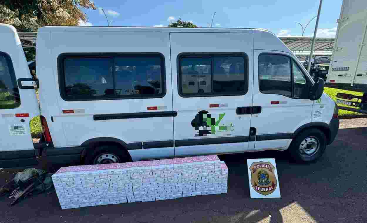 PF intercepta van escolar com carga de 250 celulares em fundo falso