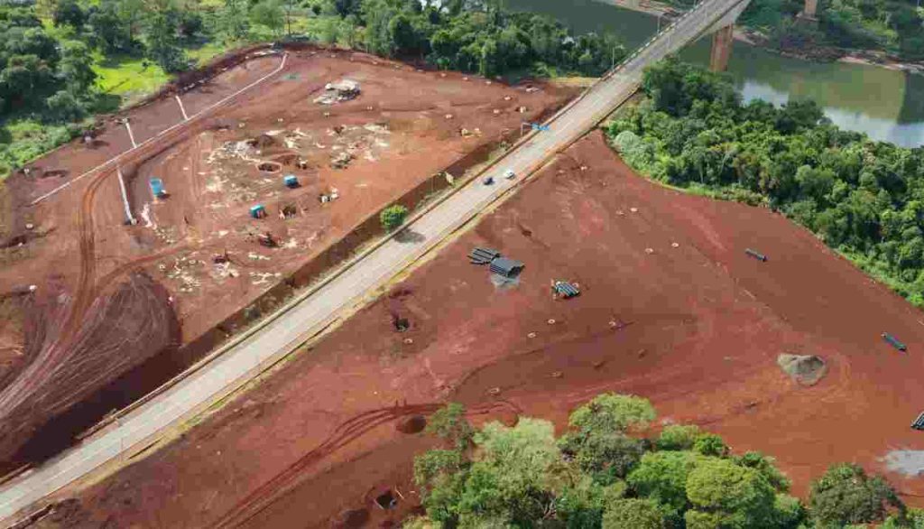 Perimetral Leste de Foz do Iguaçu tem serviços nas aduanas, pista e viaduto