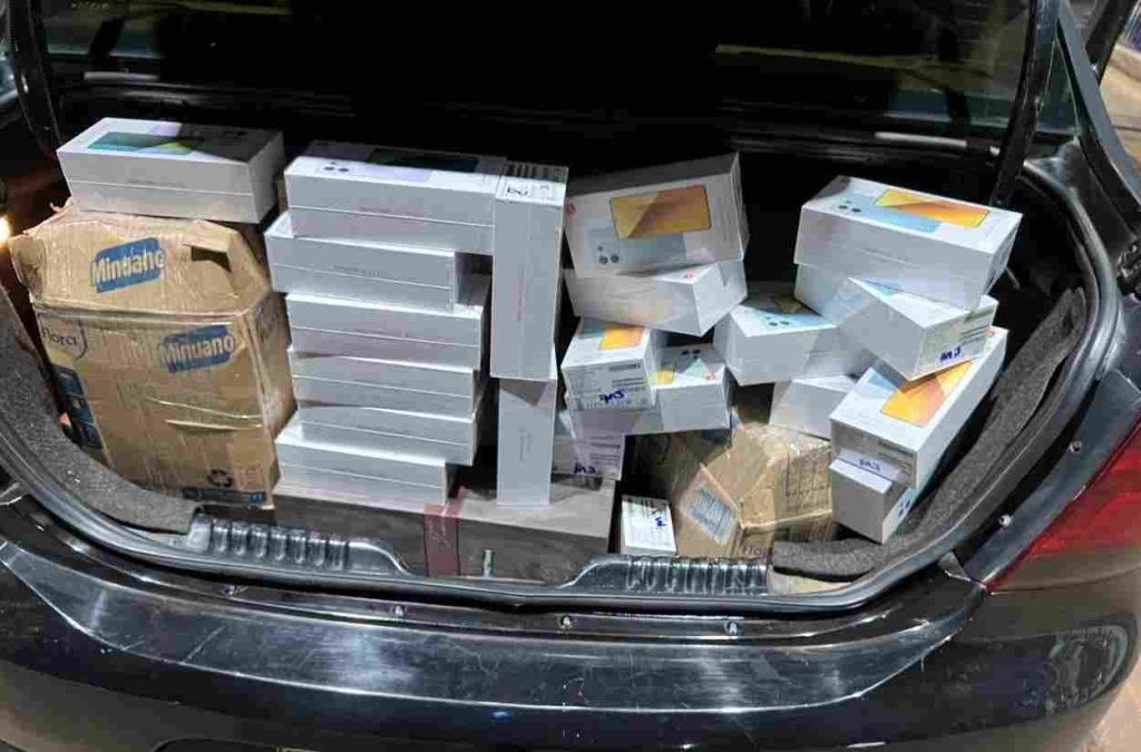 Quatro veículos com mercadorias são recolhidos na BR-277 pela Receita Federal