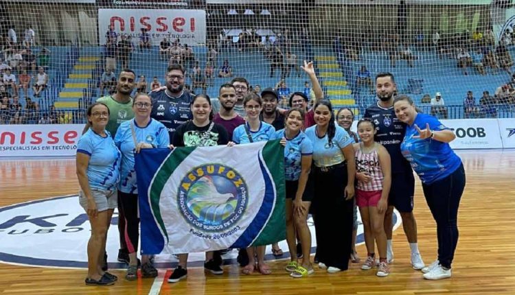 Integrantes da Assufoz foram recebidos pela comissão técnica do Foz Cataratas e desfilaram pela quadra do ginásio. Foto: Jorge Augusto/Foz Cataratas Futsal