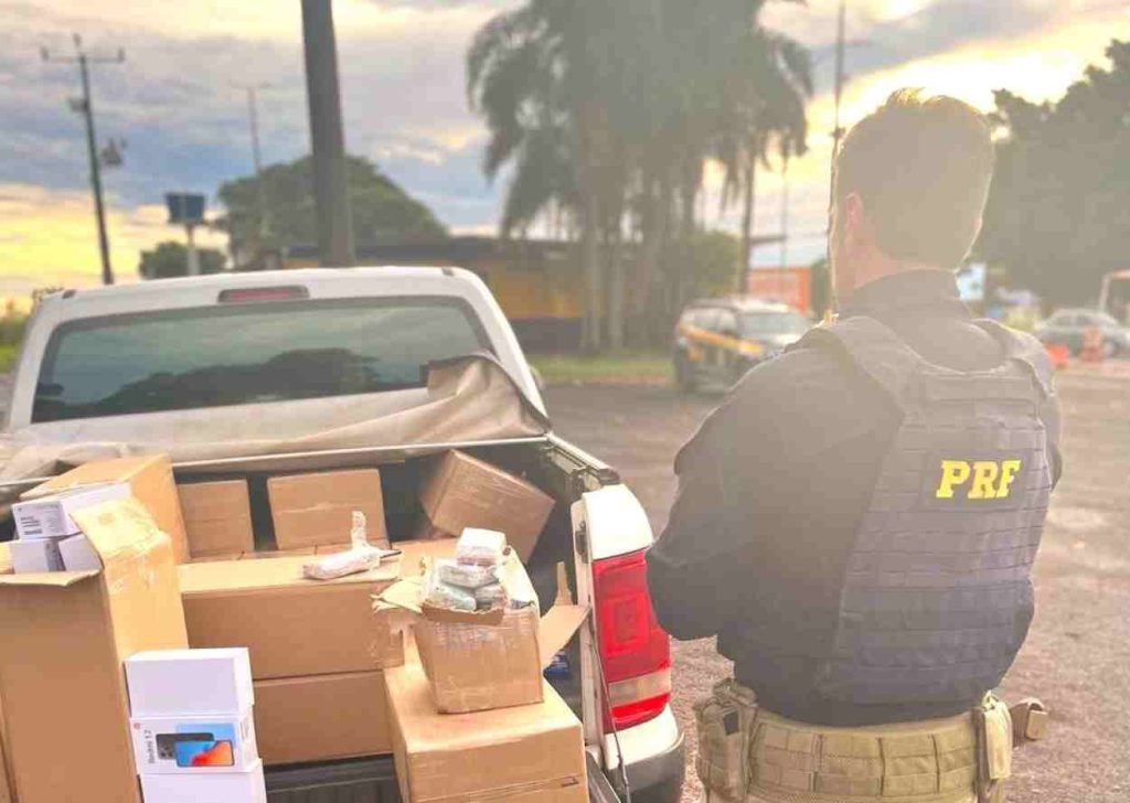 Polícia apreende carga de celular na BR-277 em Amarok que tentou fugir