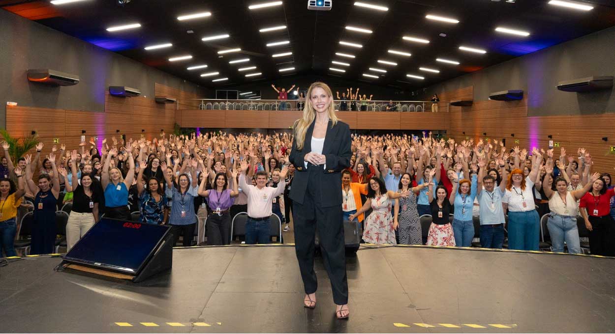 Apresentadora Gabriela Prioli participa de evento na usina de Itaipu
