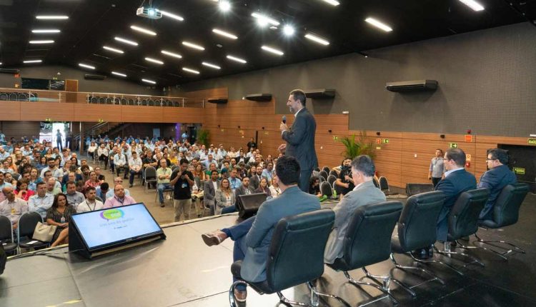 Conversa com os colaboradores foi no Cineteatro dos Barrageiros. Foto: Sara Cheida/Itaipu Binacional