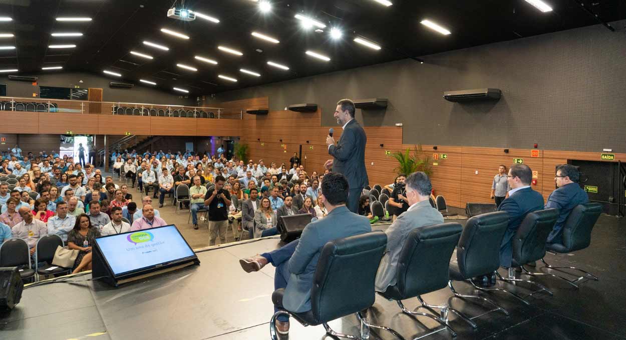 Conversa com os colaboradores foi no Cineteatro dos Barrageiros. Foto: Sara Cheida/Itaipu Binacional