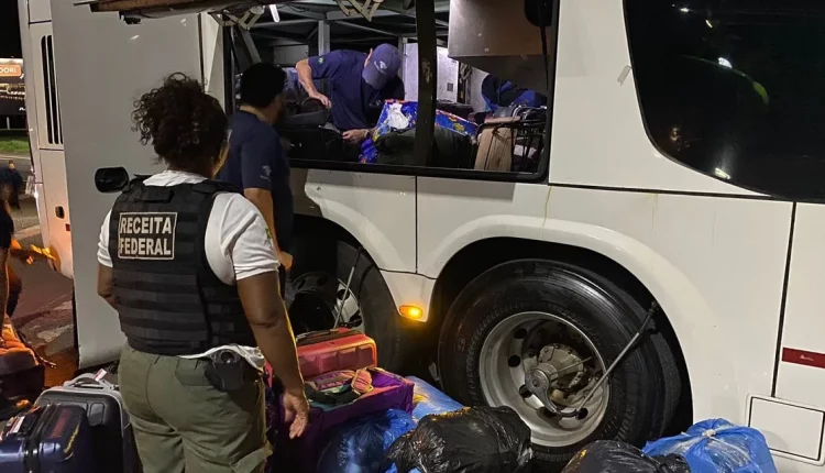 Quatro carros e dois ônibus passaram pela fiscalização. Foto: Divulgação/Receita Federal