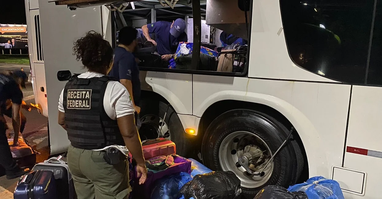 Quatro carros e dois ônibus passaram pela fiscalização. Foto: Divulgação/Receita Federal