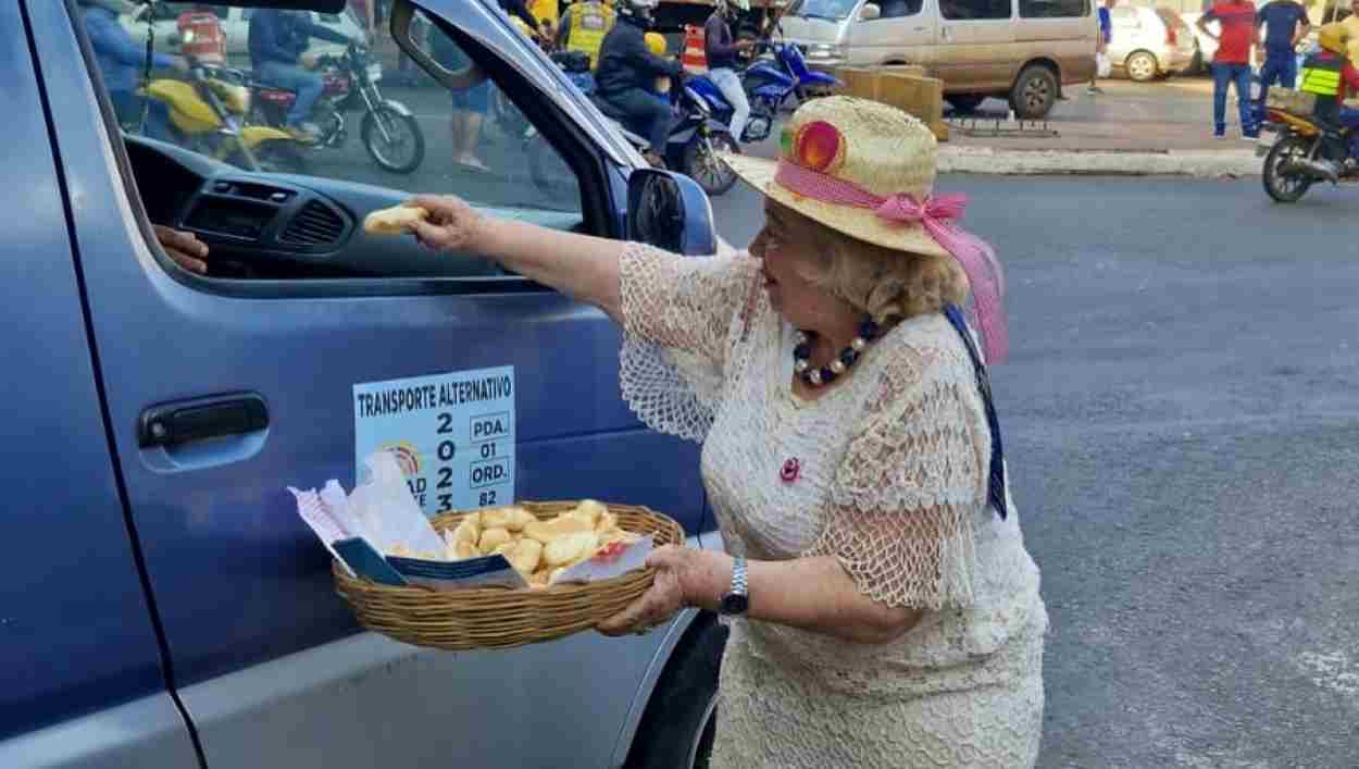 Turistas são recebidos com chipa e danças típicas em Ciudad del Este