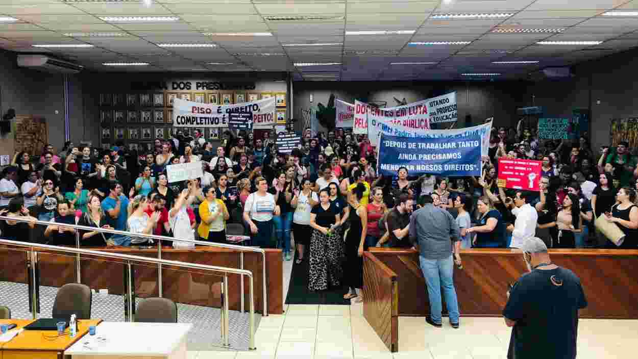 Professoras barram projeto para liberar salário abaixo do piso em Foz do Iguaçu