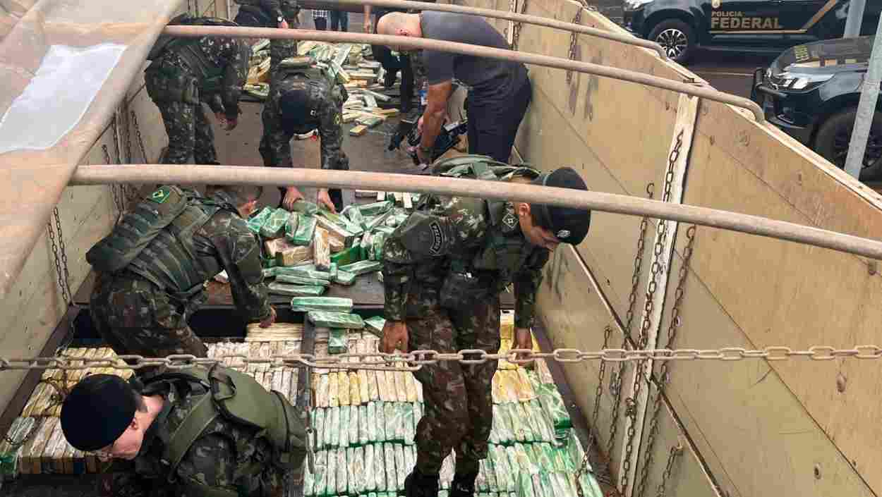 Carreta é interceptada com 3 toneladas de droga na Ponte da Amizade