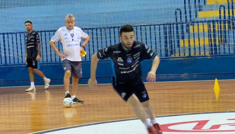 Técnico Nei Victor tem enfatizado os treinos táticos com a equipe. Foto: Jorge Augusto/Foz Cataratas Futsal