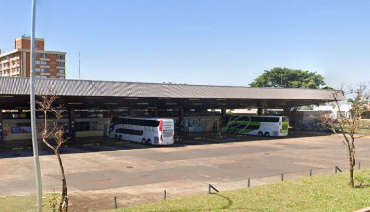 Ônibus da Catarinense e da Princesa dos Campos na Rodoviária Internacional de Foz do Iguaçu. Imagem: Google Street View (Arquivo)