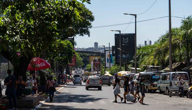 Abordagens dos "guias de compras" aos turistas costumam ocorrer nas imediações da Ponte da Amizade. Foto: Marcos Labanca/H2FOZ (Arquivo)