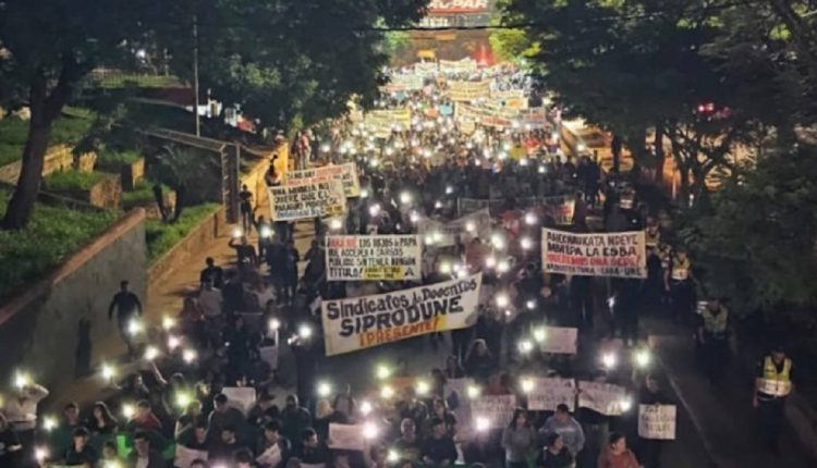 Conforme cálculos da imprensa paraguaia, cerca de 2,5 mil pessoas participaram do ato. Foto: Gentileza/@une_estudiantes (Instagram)