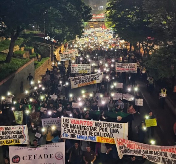 Manifestantes percorreram a Rodovia Internacional PY02 na área central de Ciudad del Este. Foto: Gentileza/@une_estudiantes (Instagram)