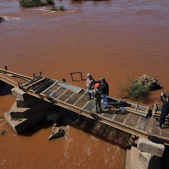 Trajeto entre a margem e o mirante da Garganta do Diabo tem mais de um quilômetro de extensão. Foto: Gentileza/Iguazú Argentina