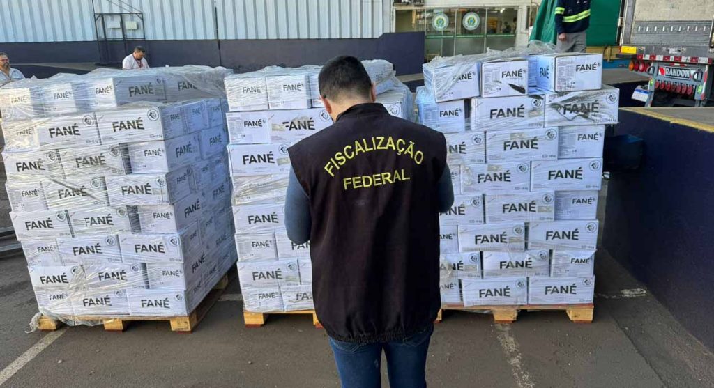 Fiscalização barra 28 toneladas de uva-passa em Foz do Iguaçu