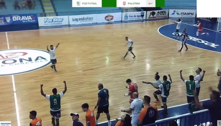 Vitória foi apertada, com sofrimento até os segundos finais. Imagem: Reprodução/Foz Futsal