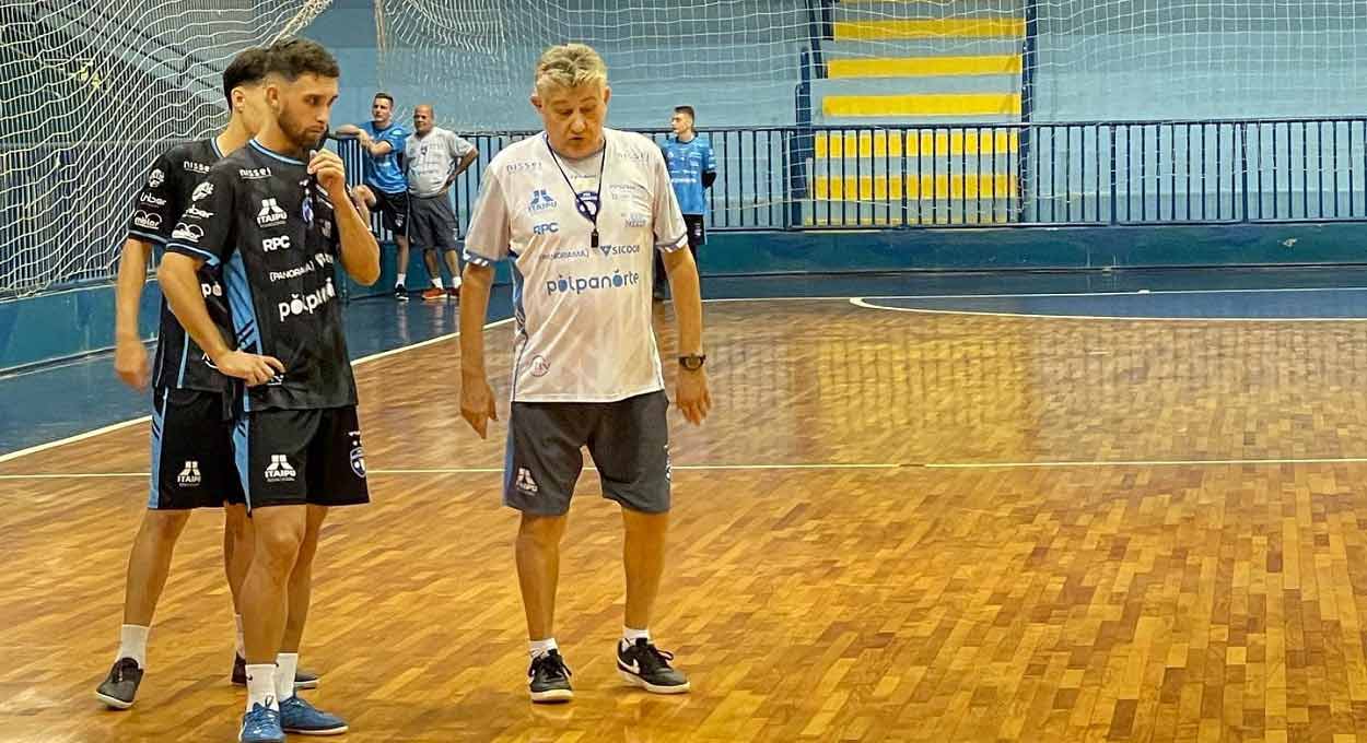 Técnico Nei Víctor comandou treino até no domingo (21). Foto: Jorge Augusto/Foz Cataratas Futsal