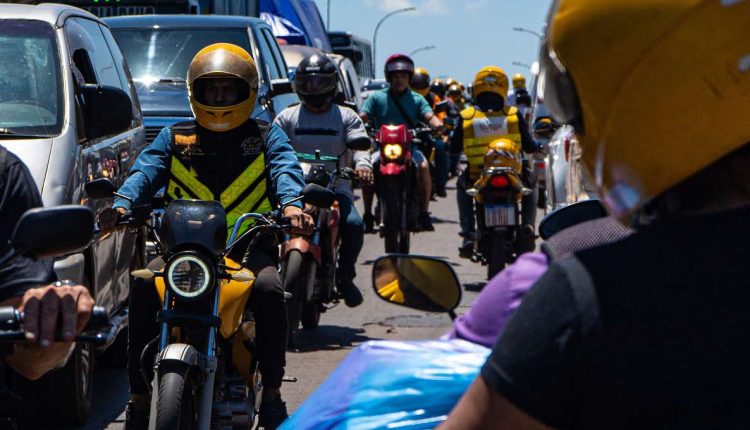 Moto é uma das formas mais comuns de deslocamento na fronteira entre Brasil e Paraguai. Foto: Marcos Labanca/H2FOZ (Arquivo)