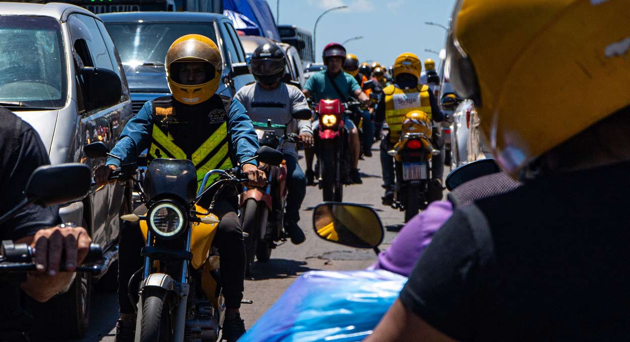 Moto é uma das formas mais comuns de deslocamento na fronteira entre Brasil e Paraguai. Foto: Marcos Labanca/H2FOZ (Arquivo)