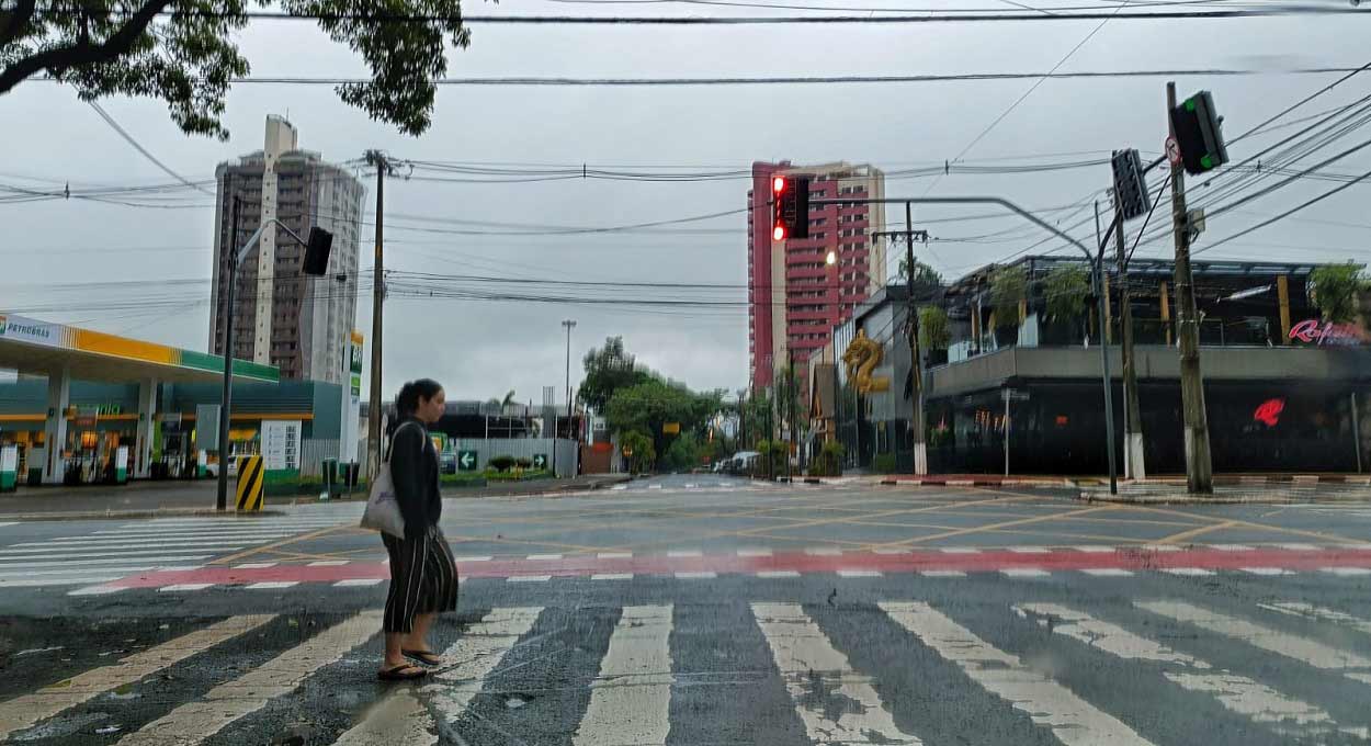 Pedestre cruza a Rua Marechal Floriano durante raro momento de estiagem na manhã desta quarta-feira (24). Foto: Marcos Labanca/H2FOZ