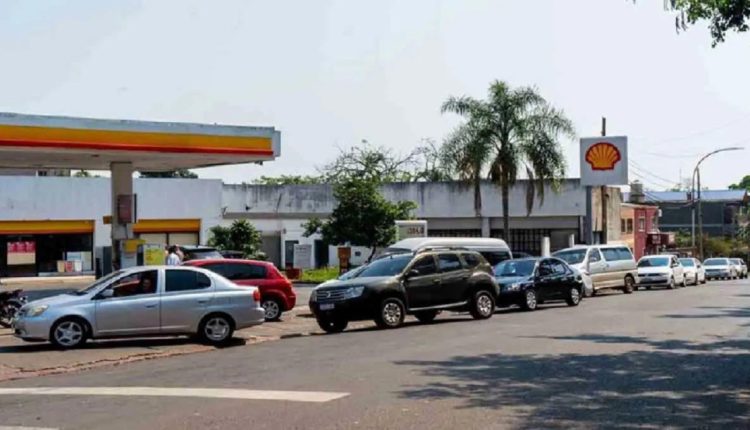 Em 2023, veículos brasileiros e paraguaios ainda formavam filas nos postos de Puerto Iguazú. Foto: Marcos Labanca/H2FOZ (Arquivo)