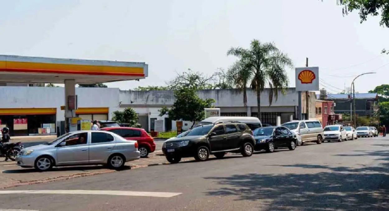 Em 2023, veículos brasileiros e paraguaios ainda formavam filas nos postos de Puerto Iguazú. Foto: Marcos Labanca/H2FOZ (Arquivo)