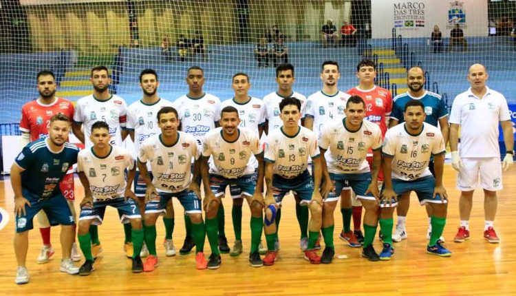 Elenco que venceu o Palotina, líder do Grupo F, na última rodada. Foto: Abel da Banca/Foz Futsal