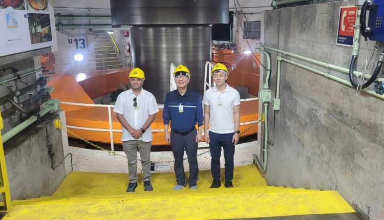 Lim Ki-Mo (ao centro) percorreu a área interna da usina. Foto: Elisangela Granville/Itaipu Binacional