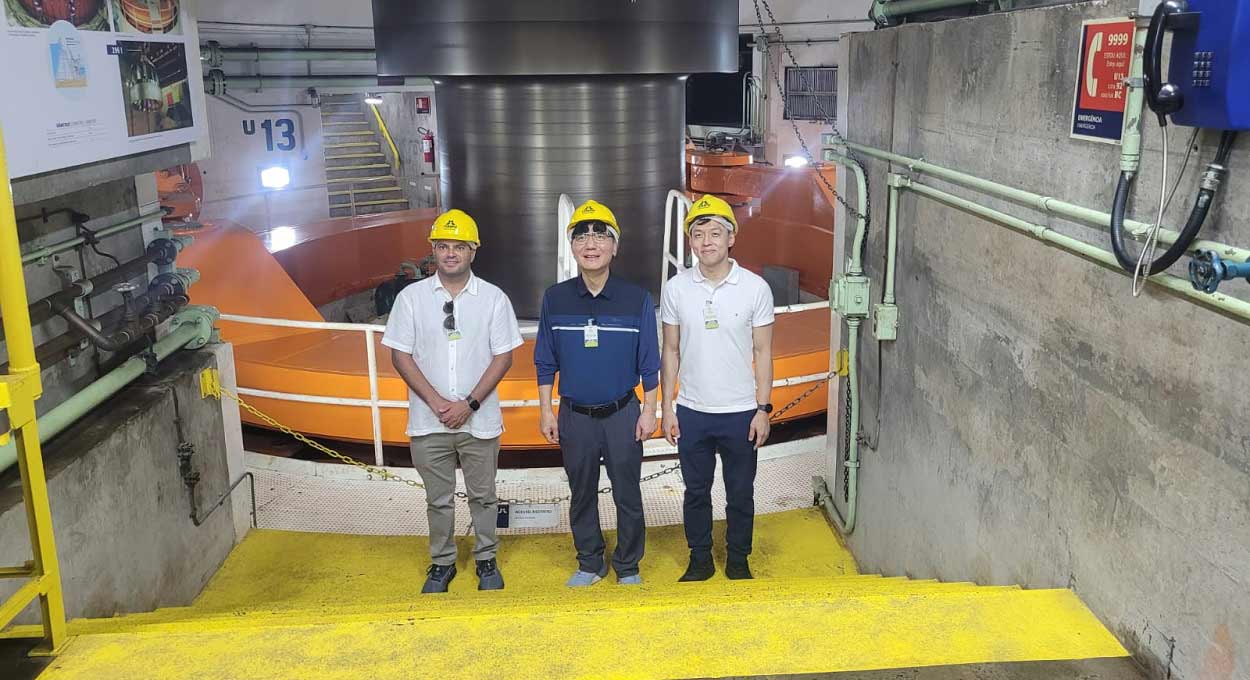 Lim Ki-Mo (ao centro) percorreu a área interna da usina. Foto: Elisangela Granville/Itaipu Binacional