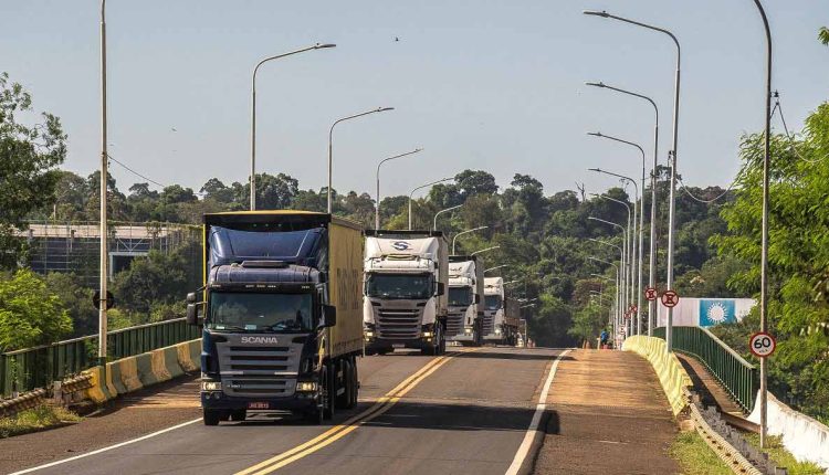 Fluxo de caminhões entre Puerto Iguazú e Foz do Iguaçu pode sofrer impactos da medida. Foto: Marcos Labanca/H2FOZ (Arquivo)