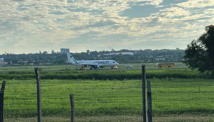 Avião foi levado para uma área isolada do aeroporto localizado em Luque, região metropolitana de Assunção. Foto: Gentileza/Polícia Nacional do Paraguai