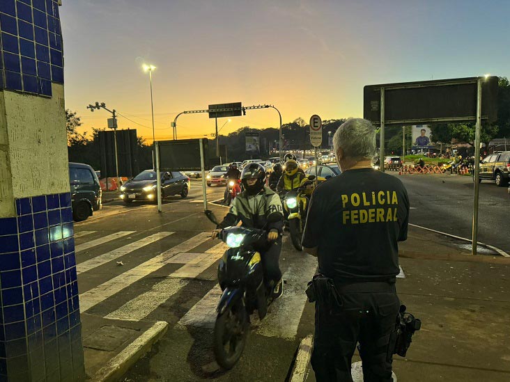 Motos que trafegam pela região da Ponte Internacional da Amizade também foram fiscalizadas. Foto: Gentileza/Polícia Federal