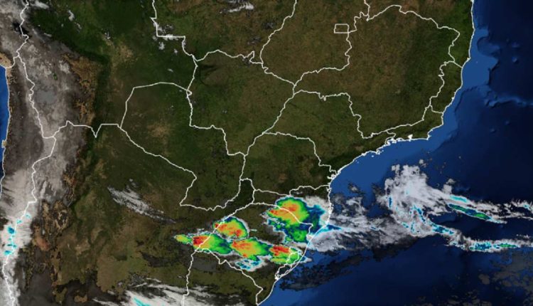 Na manhã desta segunda (29), havia áreas de instabilidade apenas sobre o Rio Grande do Sul e Santa Catarina, conforme imagem do satélite GOES16, compartilhada pelo Simepar.