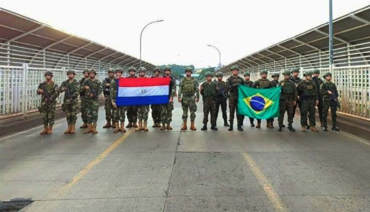 Brasileiros e paraguaios no alto da Ponte da Amizade, para início simbólico da operação. Foto: Gentileza/Senad