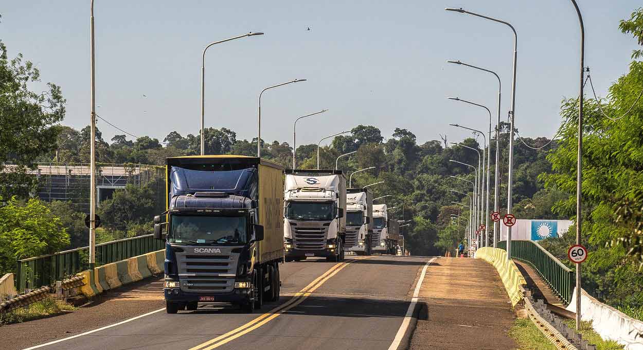 Caminhões na Ponte Tancredo Neves, fronteira entre Foz do Iguaçu e Puerto Iguazú. Foto: Marcos Labanca/H2FOZ (Arquivo)